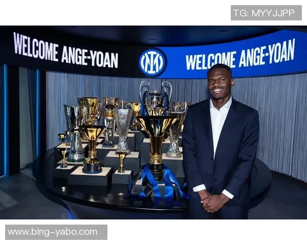 国米官方社交媒体分享图拉姆与阿德里亚诺合影瞬间前辈签名传承情怀